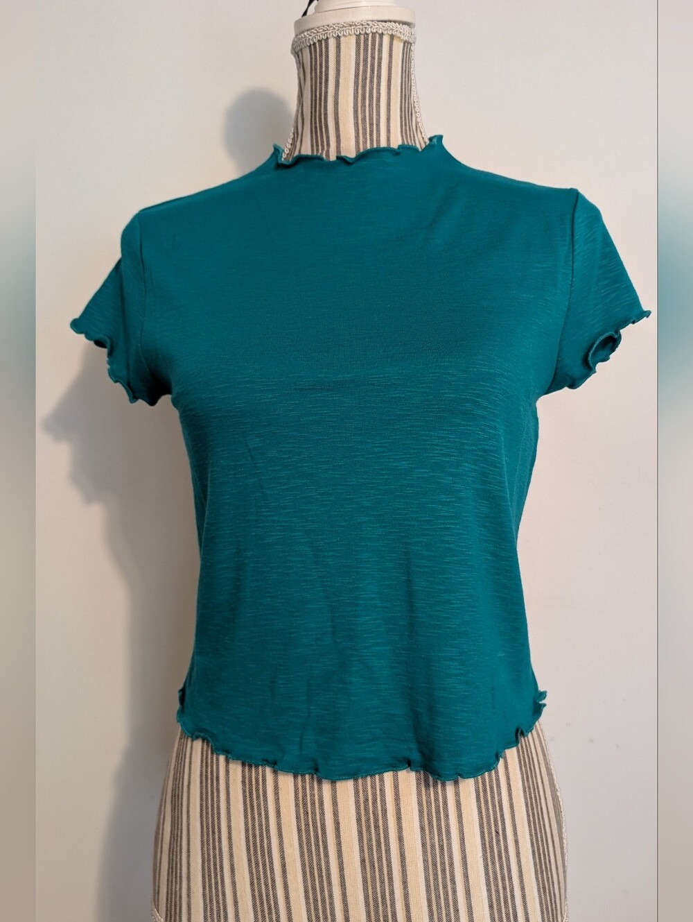 Zenana Green Lettuce-Edge Short Sleeve Crop Top Women's Medium New